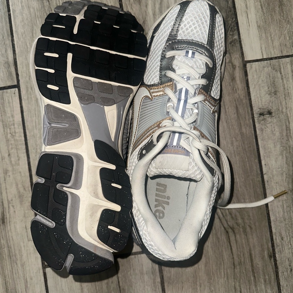 Men’s used Nike zoom Vomero 5 running shoes size 11.5 metallic gold platinum - Picture 6 of 7